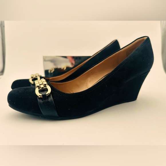 DEXFLEX wedge pump 3” heels black “suede” gold chain - Picture 2 of 10